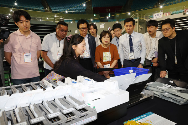 제21대 대통령선거를 하루 앞둔 2일 인천 부평구 삼산월드체육관에 설치된 개표소에서 공정선거참관단이 투표지분류기 모의시험을 참관하고 있다. 연합뉴스