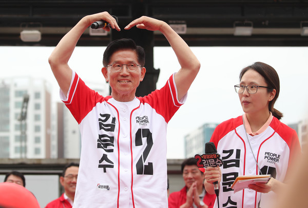 국민의힘 김문수 대선 후보가 제21대 대통령선거 선거일을 하루 앞둔 2일 동대구역 광장에서 딸 동주 씨와 함께 지지를 호소하고 있다. 연합뉴스