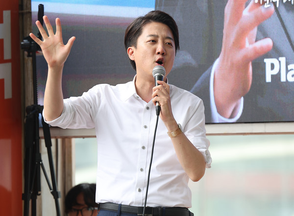 개혁신당 이준석 대선 후보가 2일 경북 경산시 영남대학교 앞에서 시민들에게 지지를 호소하고 있다.  연합뉴스