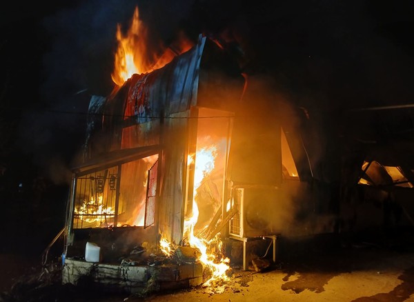 경북 의성군 옥산면 한 단독주택에서 화재가 발생해 불길에 휩싸여 있다. 경북소방본부 제공