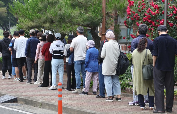 21대 대통령 선거 투표일인 3일 오전 대구 수성구 고산 3동의 한 투표소에서 시민들이 투표하기 위해 줄지어 기다리고 있다. 연합뉴스