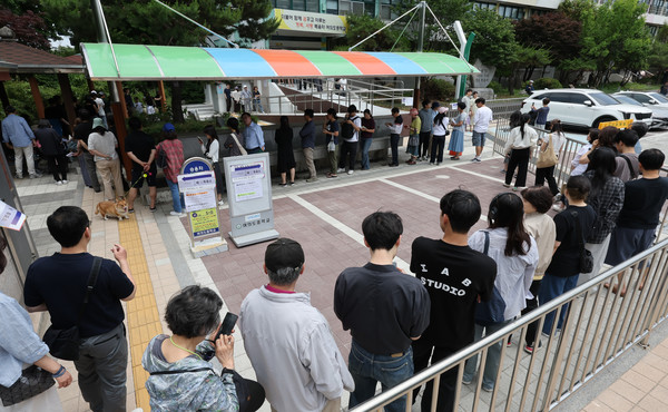 제21대 대통령선거일인 3일 서울 영등포구 여의도중학교에 마련된 여의도제4투표소에서 시민들이 투표를 위해 줄 서 있다. 연합뉴스