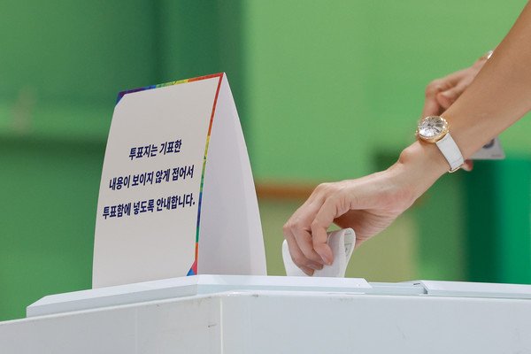 제21대 대통령 선거일인 3일 서울 강남구 매봉산실내배드민턴장에 마련된 도곡1동제5투표소에서 유권자가 투표하고 있다. 연합뉴스