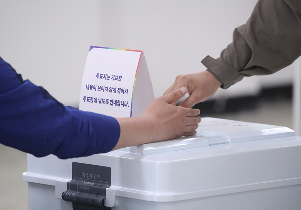 제21대 대통령선거 투표일인 3일 강원 양양시내 한 예식장에 마련된 양양읍 제1투표소에서 유권자가 투표하고 있다. 연합뉴스