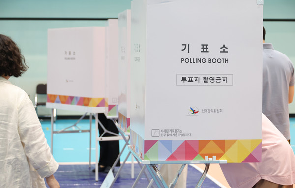 제21대 대통령 선거일인 3일 대구 수성구 대구여고 체육관에 마련된 범어1동 제2투표소에서 투표가 이뤄지고 있다. 연합뉴스