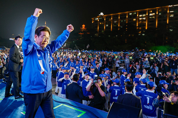 더불어민주당 이재명 대선 후보가 선거를 하루 앞둔 2일 서울 여의도공원에서 마지막 유세를 마친 뒤 두 팔을 번쩍 들어 인사하고 있다. 연합뉴스