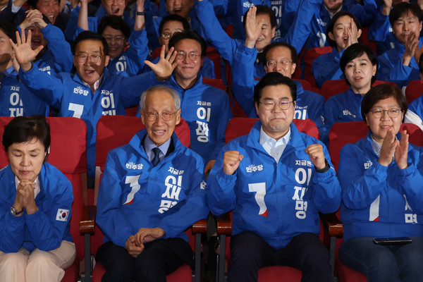더불어민주당 윤여준·박찬대 상임 총괄선대위원장을 비롯한 공동선대위원장들이 3일 서울 여의도 국회 의원회관에 마련된 제21대 대통령선거 개표상황실에서 출구조사 결과 발표가 나오자 기뻐하고 있다. 연합뉴스