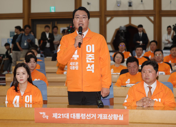 개혁신당 천하람 상임선대위원장이 3일 서울 여의도 국회 의원회관에 마련된 당 개표 상황실에서 방송 3사 출구 조사 결과를 확인한 뒤 소감을 밝히고 있다. 연합뉴스