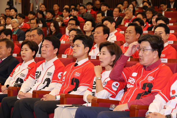 국민의힘 김용태 비상대책위원장, 권성동 원내대표, 안철수, 나경원 의원 등이 3일 서울 여의도 국회도서관에 마련된 국민의힘 제21대 대통령선거 개표상황실에서 방송사 출구조사 결과를 지켜보고 있다. 연합뉴스