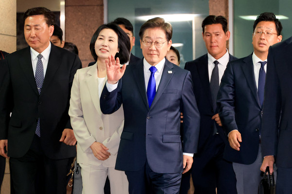 제21대 대통령 선거에서 당선이 확실시되는 더불어민주당 이재명 후보가 3일 밤 인천 계양구 자택을 나서며 주민과 지지자들을 향해 인사하고 있다. 연합뉴스