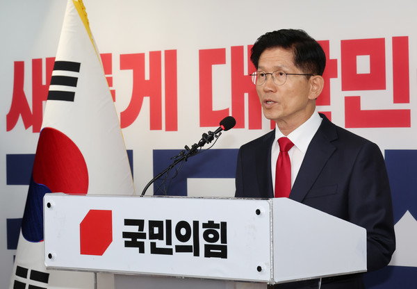 국민의힘 김문수 대선 후보가 4일 서울 여의도 당사에서 기자회견을 열고 입장을 밝히고 있다. 연합뉴스