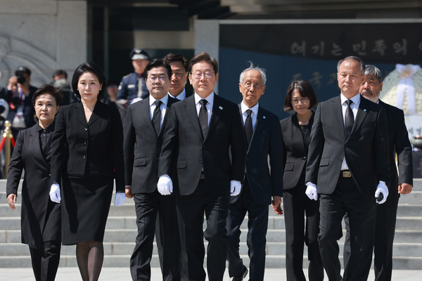이재명 대통령과 김혜경 여사가 4일 서울 동작구 국립서울현충원에서 더불어민주당 선대위 지도부와 함께 현충탑 참배 뒤 이동하고 있다.  대통령실통신사진기자단