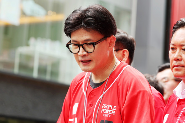 제21대 대통령선거 사전투표 첫날인 29일 오후 광주 동구 충장로우체국 앞에서 국민의힘 한동훈 전 대표가 유세하고 있다. 연합뉴스