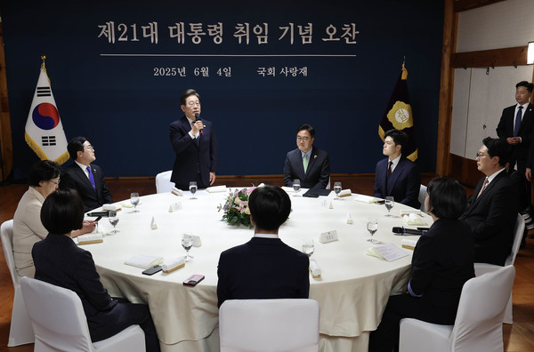 이재명 대통령이 4일 서울 여의도 국회 사랑재에서 열린 제21대 대통령 취임 기념 오찬에 참석해 발언을 하고 있다.  연합뉴스