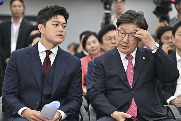 국민의힘 김용태 비상대책위원장과 권성동 원내대표가 4일 서울 여의도 중앙당사에서 열린 제21대 대통령선거 국민의힘 중앙선거대책위원회 해단식에 참석해 대화를 나누고 있다. 연합뉴스