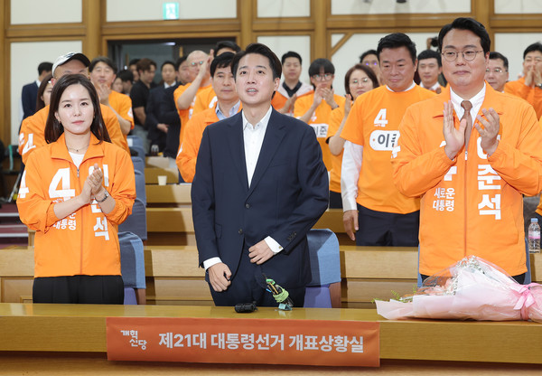 개혁신당 이준석 대선 후보가 3일 방송 3사 출구조사 발표를 확인한 뒤 서울 국회 여의도 의원회관에 마련된 당 개표상황실에 도착해 당원들로부터 응원을 받고 있다. 연합뉴스