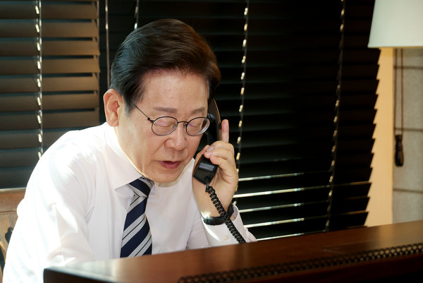 이재명 대통령이 4일 인천 계양구 사저에서 김명수 합참의장과 통화하며 군 통수권 이양 보고를 받고 있다. 연합뉴스