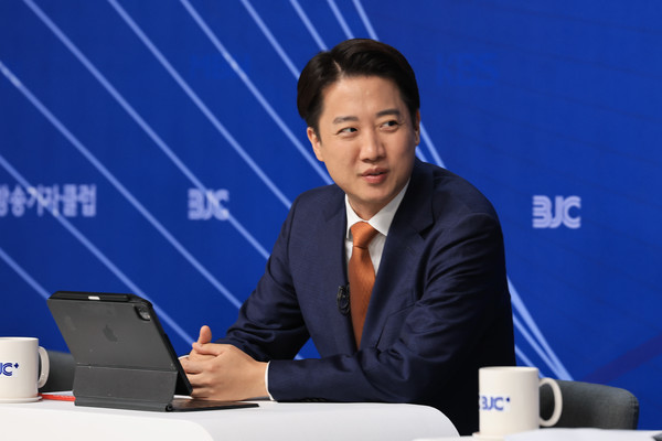 개혁신당 이준석 대선 후보가 26일 서울 양천구 한국방송회관에서 열린 한국방송기자클럽 초청 토론회에서 참석자들과 대화를 나누고 있다. 연합뉴스