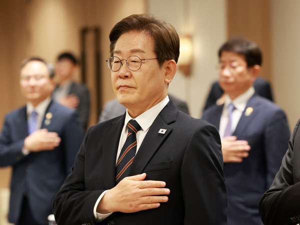 이재명 대통령이 9일 서울 용산 대통령실 청사에서 열린 비상경제점검 2차 태스크포스(TF)회의에 참석해 국기에 경례하고 있다. 연합뉴스