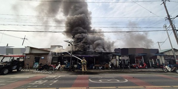 9일 오전 9시41분쯤 영천시 금호읍 냉천리의 상가 오토바이점에서 원인을 알 수 없는 화재가 발생해 소방대원들이 진화작업을 하고 있다. 경북소방본부 제공