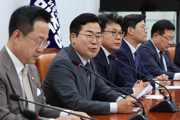 더불어민주당 박찬대 대표 직무대행 겸 원내대표가 10일 서울 여의도 국회에서 현 원내지도부의 마지막 원내대책회의를 주재하며 소회를 말하고 있다. 연합뉴스