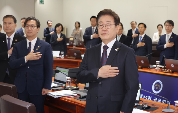 이재명 대통령이 10일 서울 용산 대통령실에서 열린 국무회의에서 국기에 경례하고 있다. 연합뉴스