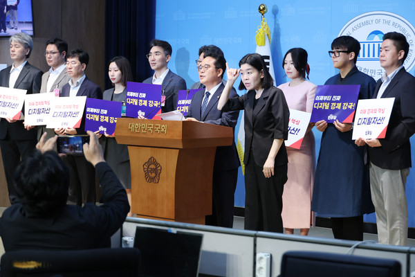 더불어민주당 민병덕 의원이 10일 서울 여의도 국회 소통관에서 디지털자산 기본법 발의 기자회견을 하고 있다. 연합뉴스