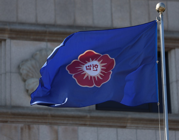  서울 종로구 헌법재판소에 걸린 헌재 깃발이 바람에 휘날리고 있다. 연합뉴스