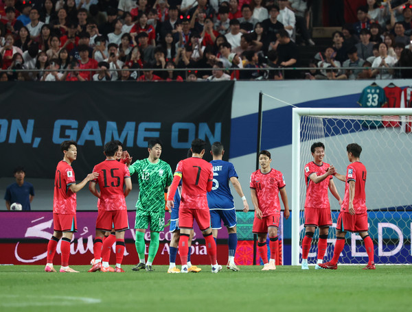 한국 축구 국가대표팀 선수들이 10일 서울월드컵경기장에서 열린 쿠웨이트와의 2026 북중미 월드컵 아시아 3차 예선 최종전에서 4대0 대승을 거둔 뒤 서로를 격려하고 있다. 연합뉴스