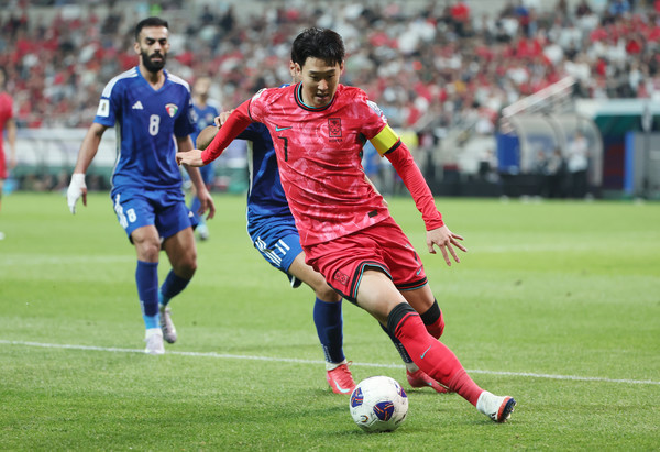  10일 서울월드컵경기장에서 열린 2026 북중미 월드컵 아시아 3차 예선 최종전 한국과 쿠웨이트의 경기. 한국 손흥민이 드리블하고 있다. 연합뉴스  