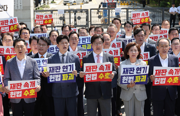 국민의힘 김용태 비상대책위원장과 권성동 원내대표가 11일 이재명 대통령의 공직선거법 위반 사건의 파기환송심을 사실상 무기한 연기한 서울고등법원 앞에서 열린 현장 의원총회에서 구호를 외치고 있다. 연합뉴스