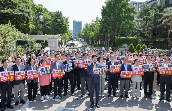 국민의힘 김용태 비상대책위원장이 11일 이재명 대통령의 공직선거법 위반 사건의 파기환송심을 사실상 무기한 연기한 서울고등법원 앞에서 열린 현장 의원총회에 참석해 발언하고 있다. 연합뉴스