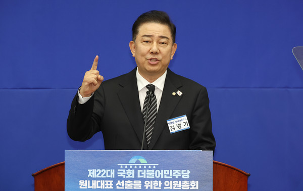 더불어민주당 원내대표 경선에 출마한 김병기 의원이 13일 국회에서 열린 원내대표 선출 의원총회에서 정견 발표를 하고 있다. 연합뉴스