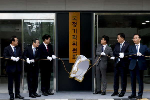 이한주 국정기획위원회 위원장과 김용범 대통령실 정책실장, 더불어민주당 진성준 정책위의장 등 참석자들이 16일 서울 종로구 정부서울청사 창성동 별관에서 열린 국정기획위 현판식에서 현판 제막을 하고 있다.연합뉴스