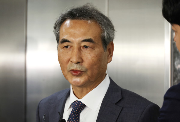 윤석열 전 대통령의 부인 김건희 여사 의혹을 수사할 민중기 특별검사가 17일 서울 서초구 사무실 앞에서 취재진의 질문에 답하고 있다. 연합뉴스