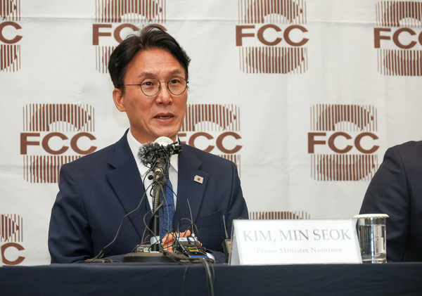 김민석 국무총리 후보자가 17일 서울 중구 한국프레스센터에서 열린 외신기자 간담회에 참석해 모두발언하고 있다. 연합뉴스