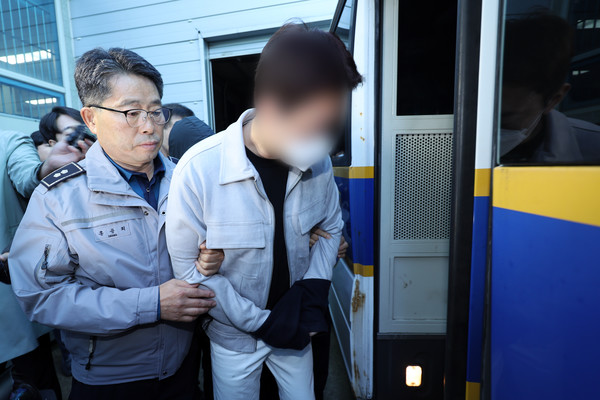 검찰에 구속 송치되는 '마세라티 뺑소니범'. 연합뉴스