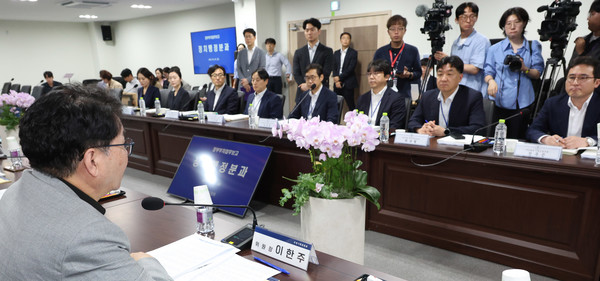 이한주 국정기획위원회 위원장이 20일 서울 종로구 국정기획위원회에서 열린 정치행정분과 검찰청 업무보고에서 모두발언을 하고 있다.  연합뉴스