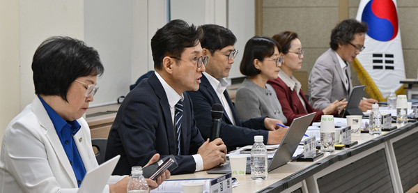 홍창남 국정기획위원회 사회2분과위원장이 20일 경기 정부과천청사 방송통신위원회에서 열린 국정기획위원회 업무보고에서 발언하고 있다. 연합뉴스