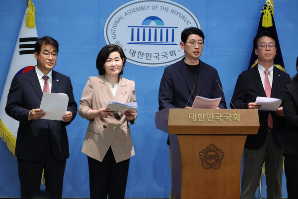 국무총리 인사청문특위 위원인 국민의힘 배준영(왼쪽부터)·김희정·주진우·곽규택 의원이 18일 서울 여의도 국회 소통관에서 김민석 후보자의 재산 의혹과 관련, 자금 출처를 밝힌 자료 제출을 요구하고 있다.연합뉴스