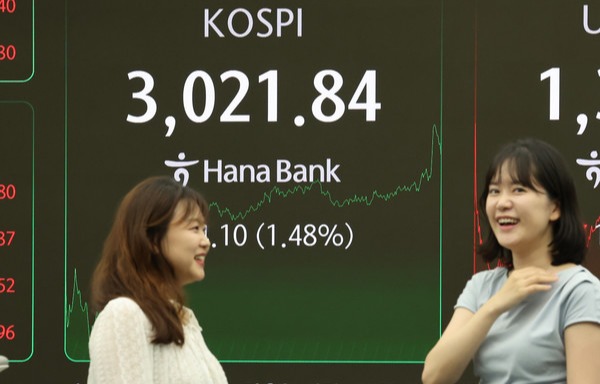  20일 서울 중구 하나은행 딜링룸에서 딜러들이 대화하고 있다.이날 코스피는 전장보다 44.10포인트(1.48%) 오른 3,021.84에 장을 마쳤다.  연합뉴스