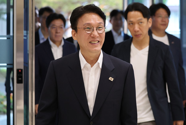 김민석 국무총리 후보자가 20일 대구 수성구 대구디지털혁신진흥원에서 열린 '인공지능 전환(AX) 연구거점 조성을 위한 경청 간담회'에 참석하기 위해 이동하고 있다. 연합뉴스