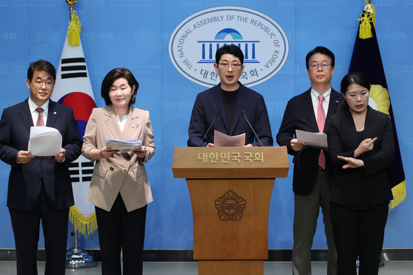 국무총리 인사청문특위 위원인 국민의힘 배준영(왼쪽부터)·김희정·주진우·곽규택 의원이 18일 서울 여의도 국회 소통관에서 김민석 후보자의 재산 의혹과 관련, 자금 출처를 밝힌 자료 제출을 요구하고 있다. 연합뉴스