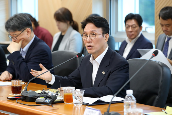 김민석 국무총리 후보자가 20일 대구 수성구 대구디지털혁신진흥원에서 열린 '인공지능 전환(AX) 연구거점 조성을 위한 경청 간담회'에서 모두발언하고 있다. 연합뉴스