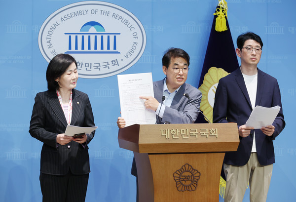 22일 서울 여의도 국회 소통관에서 국민의힘 국무총리 인사청문특위 위원인 김희정(왼쪽부터), 배준영, 주진우 의원이 기자회견을 하고 있다. 연합뉴스