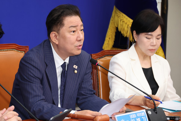 더불어민주당 김병기 당대표 직무대행 겸 원내대표가 23일 서울 여의도 국회에서 열린 최고위원회의에서 발언하고 있다. 연합뉴스