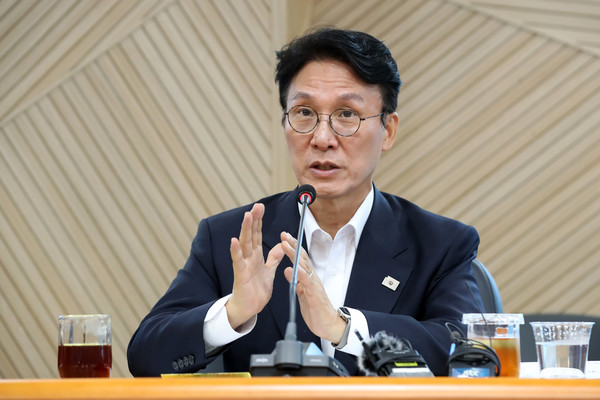 김민석 국무총리 후보자가 20일 대구 수성구 대구디지털혁신진흥원에서 열린 '인공지능 전환(AX) 연구거점 조성을 위한 경청 간담회'에서 모두발언하고 있다. 연합뉴스