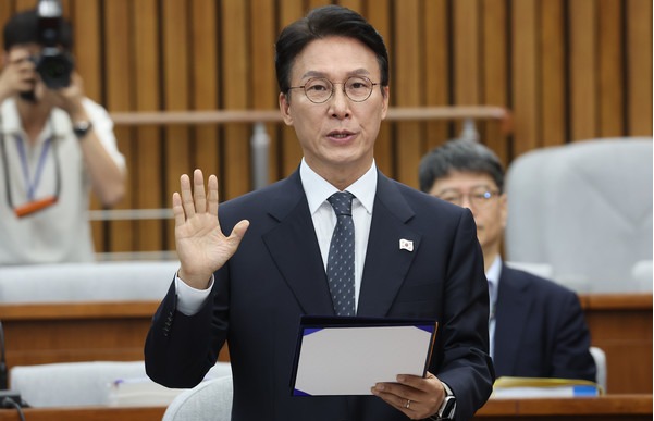 김민석 국무총리 후보자가 24일 서울 여의도 국회에서 열린 인사청문회에서 선서하고 있다. 연합뉴스