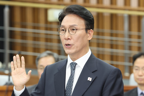 김민석 국무총리 후보자가 24일 서울 여의도 국회에서 열린 인사청문회에서 선서하고 있다. 연합뉴스