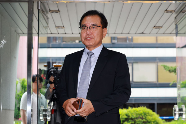 순직해병 수사 방해 의혹 사건을 수사하는 이명현 특별검사가 25일 서울 서초구 사무실로 출근하고 있다. 연합뉴스